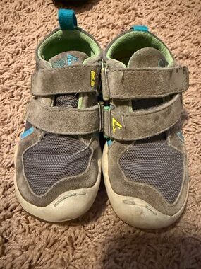 Plae kids Ty sneakers size 8.5
